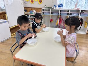 食育　ゆで卵の殻むき